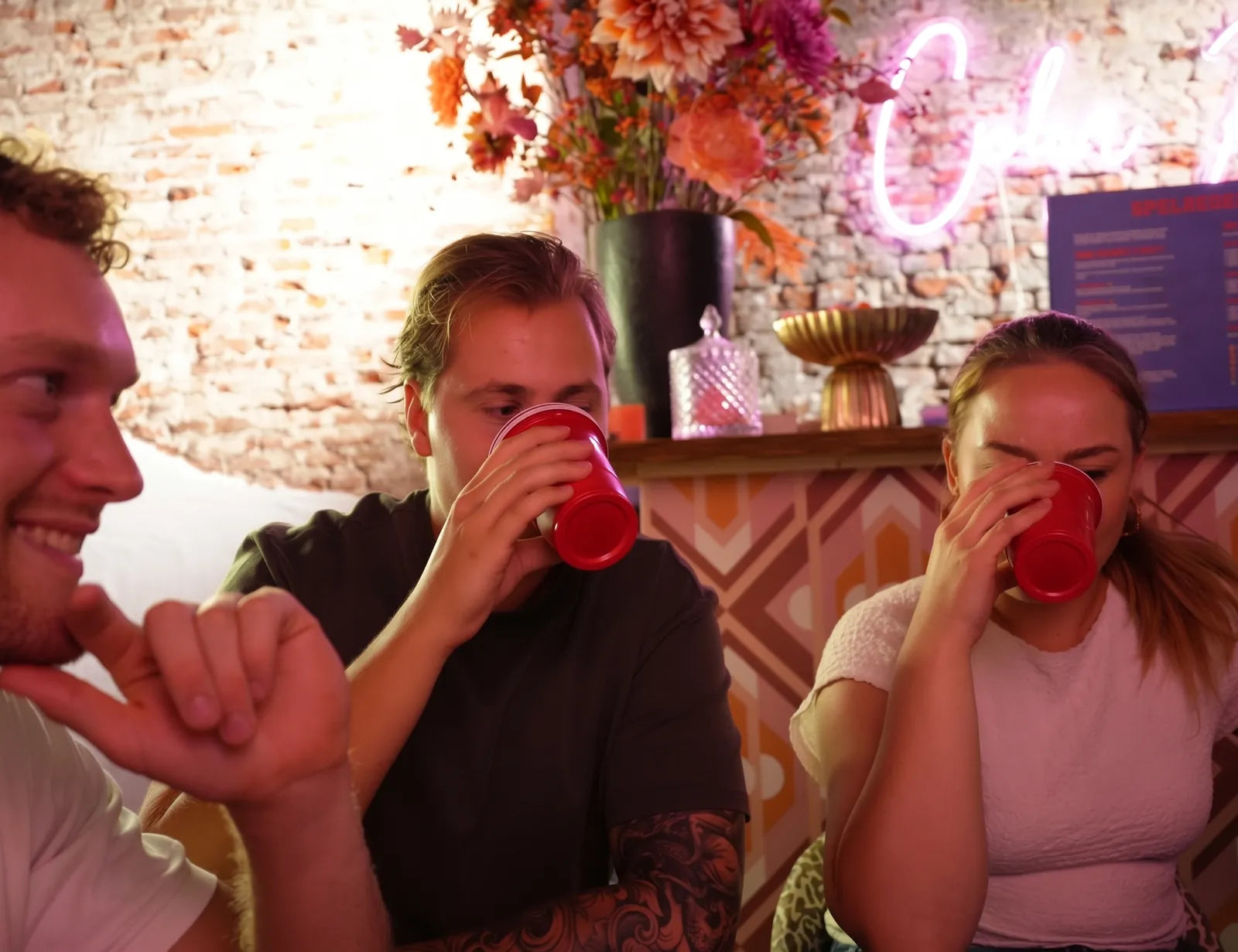 Spelers drinken uit rode bekers