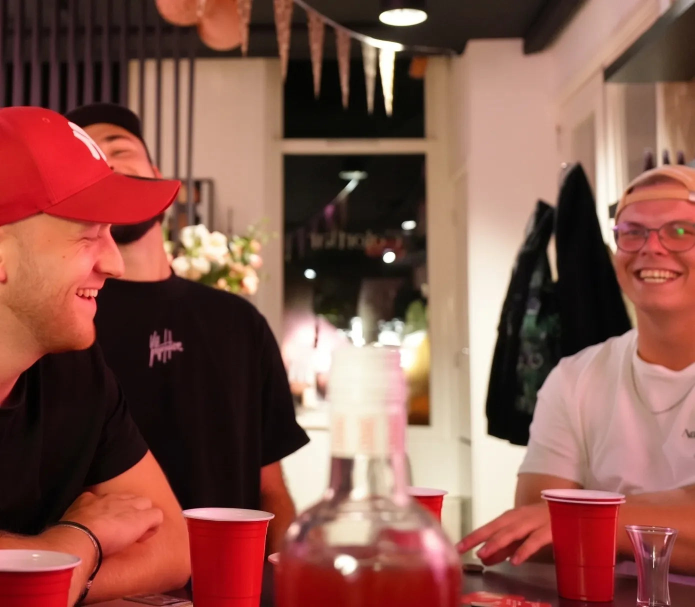 Twee spelers lachen hard