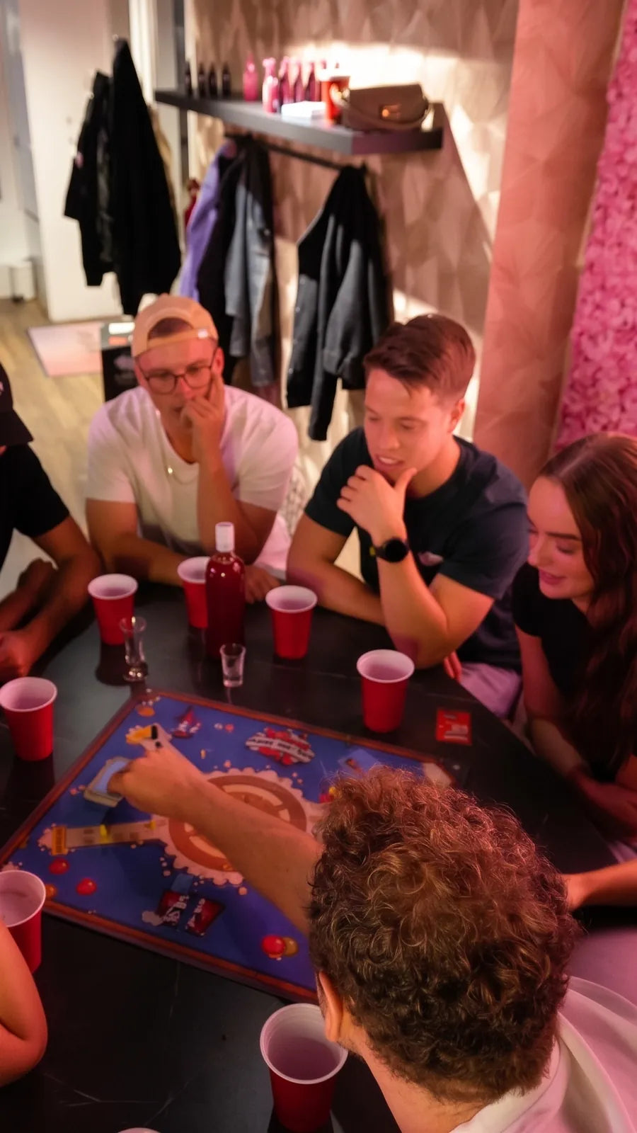 Volle tafel van bovenaf tijdens een potje
